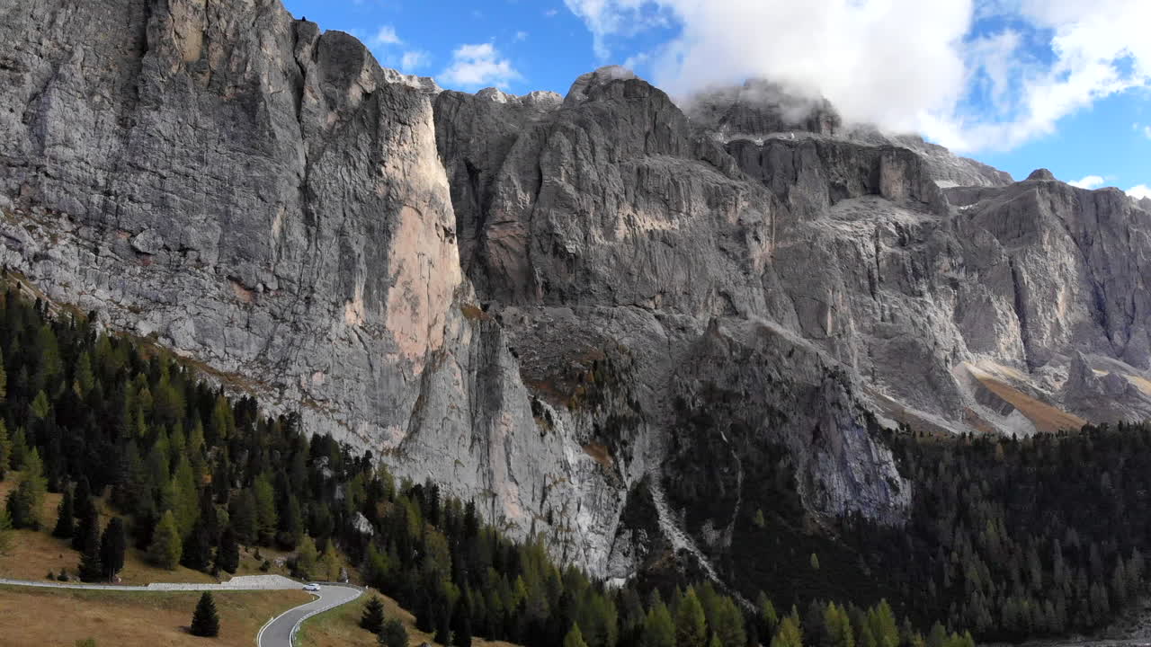 drone 4k volando cerca de la cordillera de dolomita en italia y autos conduciendo en la carretera