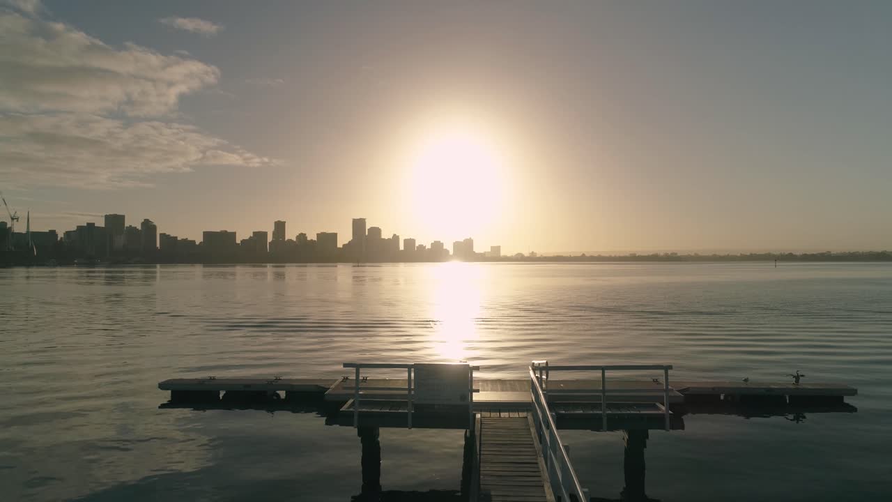 스완 강, 퍼스, 호주 서부 위로 날아가는 부두 전망