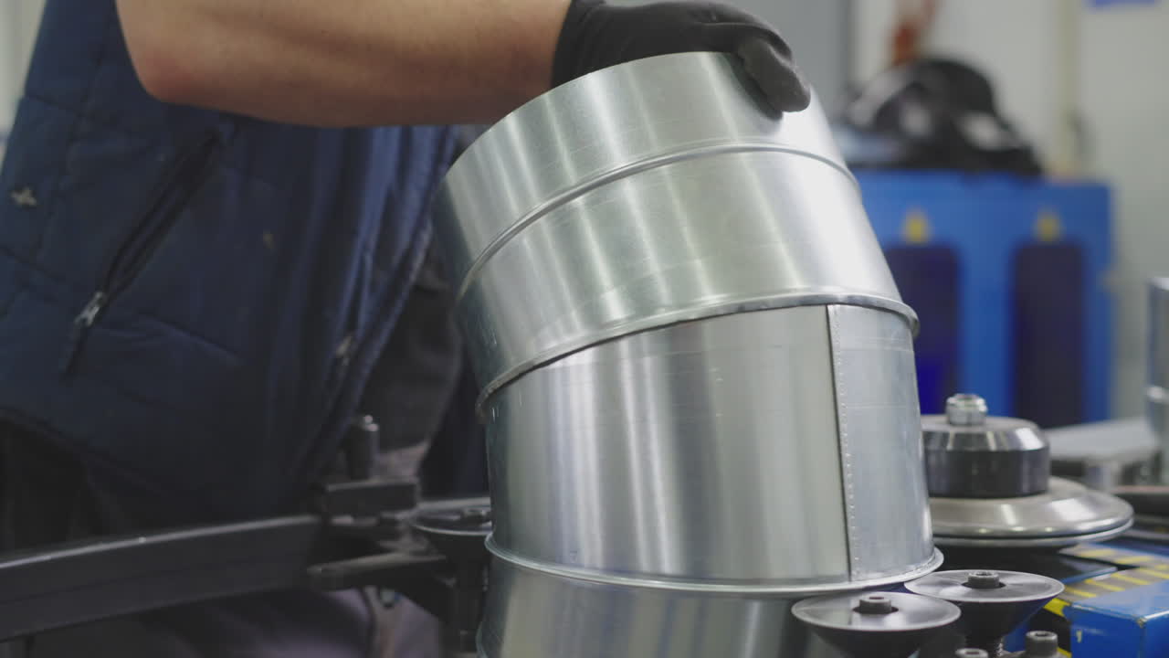 환기를 위한 튜브 팔꿈치 생산하는 남자