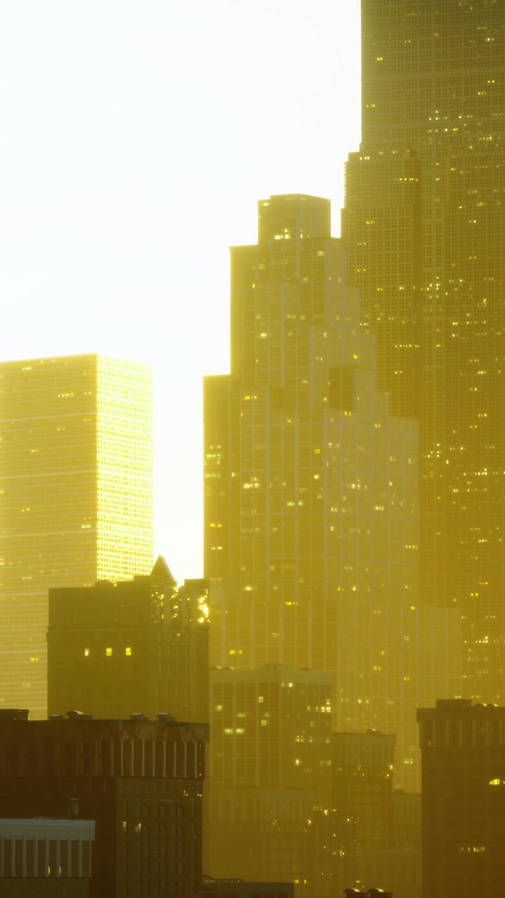 Horizonte urbano banhado em tons dourados durante o pôr do sol, explorando luz e sombra