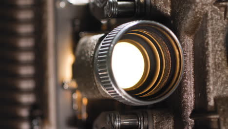 Makro-Nahaufnahme-Einer-Alten-Analogen-Vintage-8-mm-Projektor-Glühbirne,-Die-Eine-8-mm-Filmrolle-Abspielt