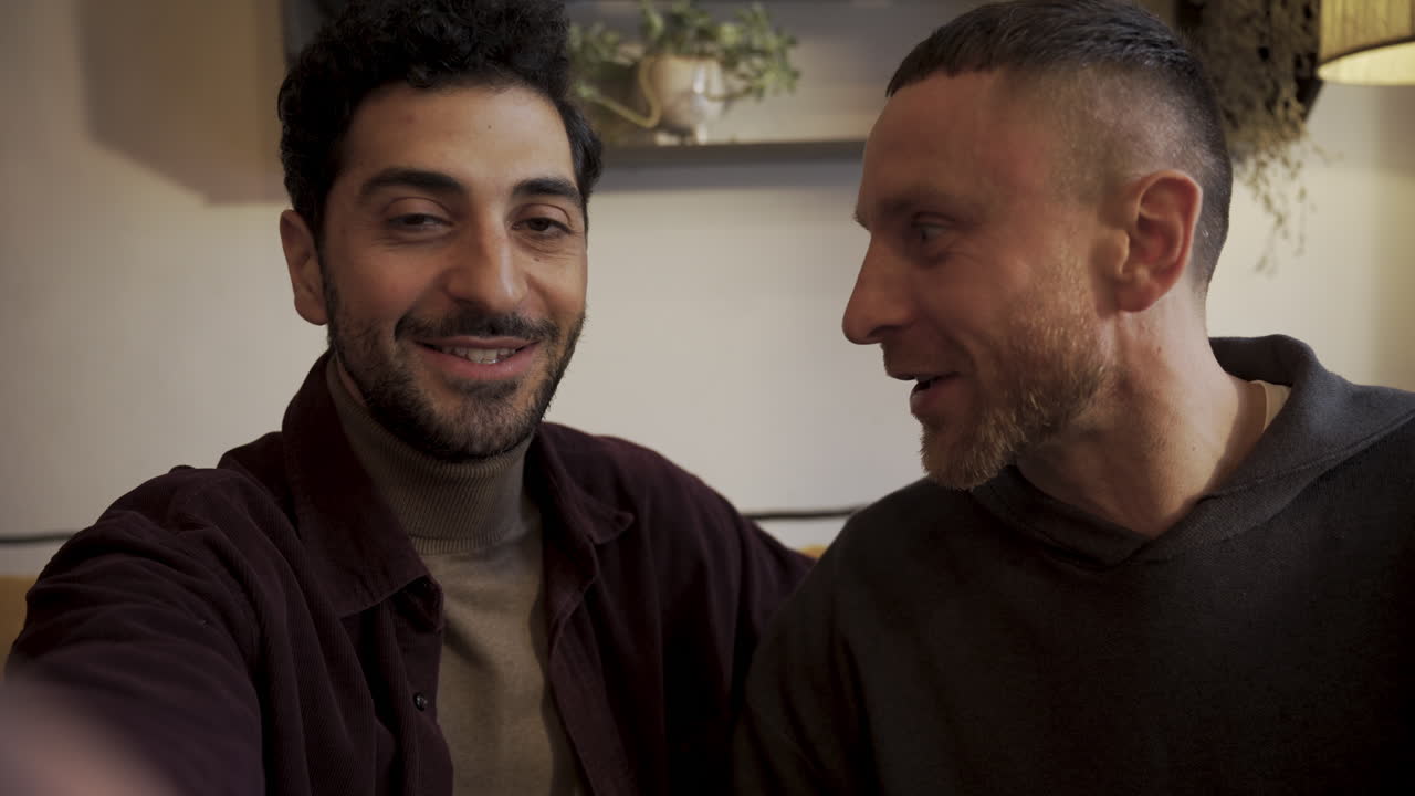 amigos hablando con la cámara