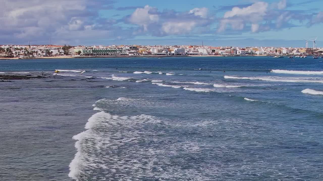 Le onde si infrangono alle Isole Canarie, Spagna, in una giornata di sole splendente