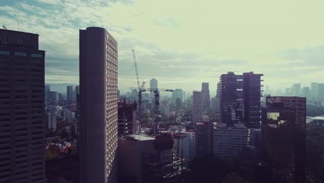 vía lateral de edificios en el distrito comercial del barrio de polanco en la ciudad de méxico