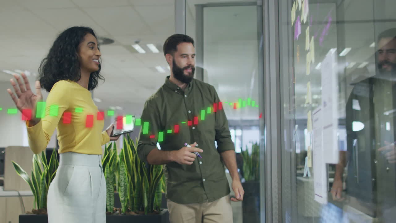 animación de diagramas sobre diversos colegas discutiendo el trabajo