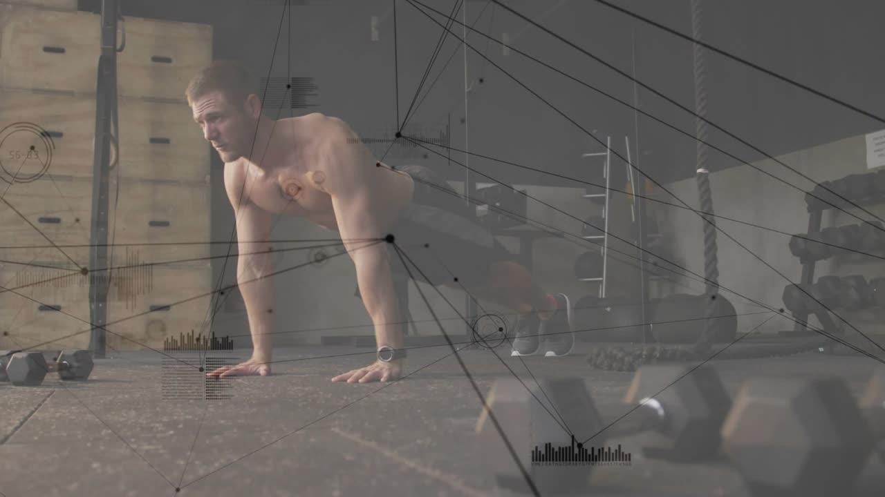 男性が腕立て伏せで体を下ろし、ジムでフィットネスのためにハイプランクから体を押し上げる。HUDがレップ数を追跡する