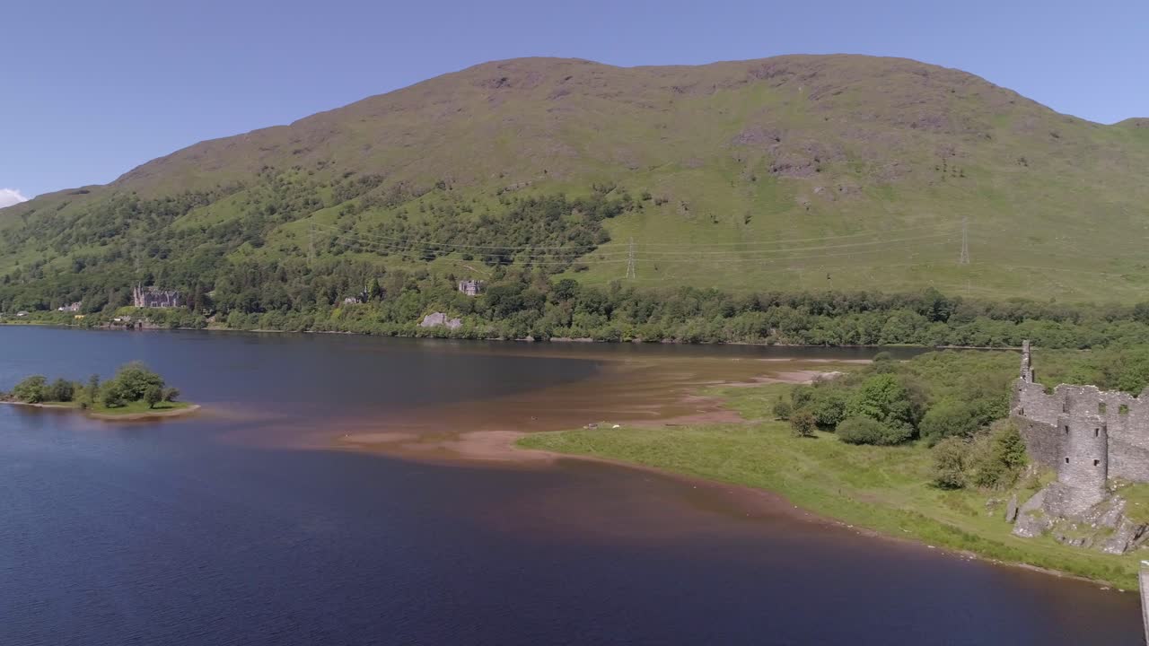 kilchurn 성을 통과하는 loch awe 위의 왼쪽에서 오른쪽 공중 트랙 샷