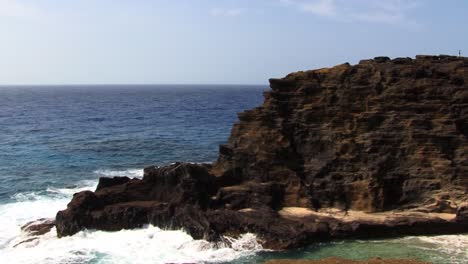 The-steep-rocky-shore-at-Halona-Beach-Cove-and-Blowhole,-Oahu,-Hawaii