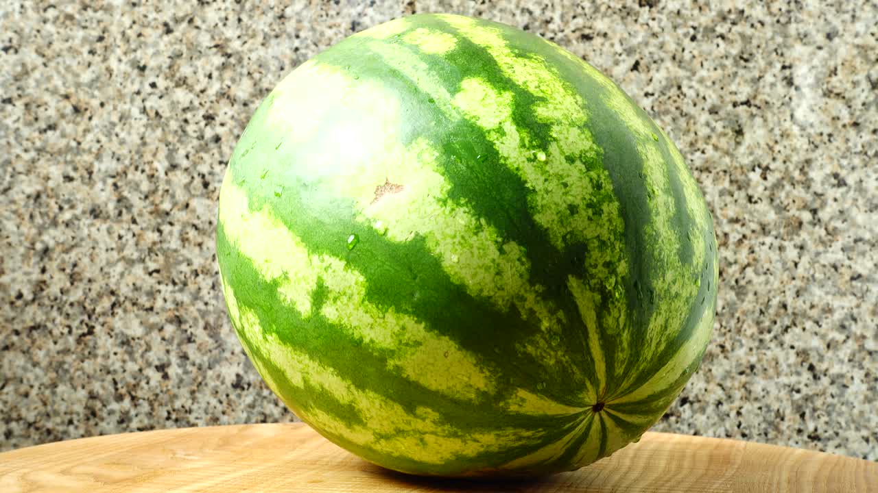 Anguria su tagliere da cucina. Ripresa in movimento