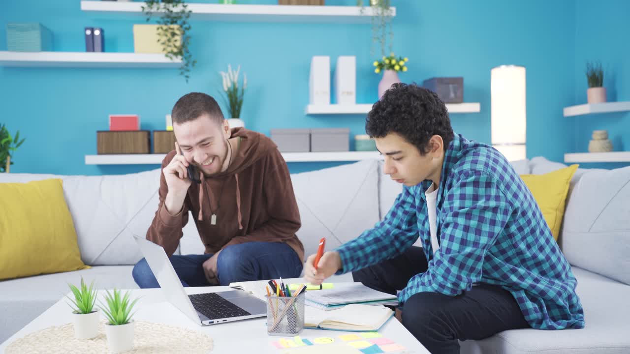 공부하는 남동생은 큰 동생에게 화를 내고, 동생은 동생을 괴롭히고 있습니다.