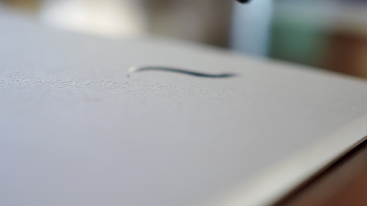 수채화로 종이에 그리기, 초점이 맞지 않는 추상 배경 복사 공간