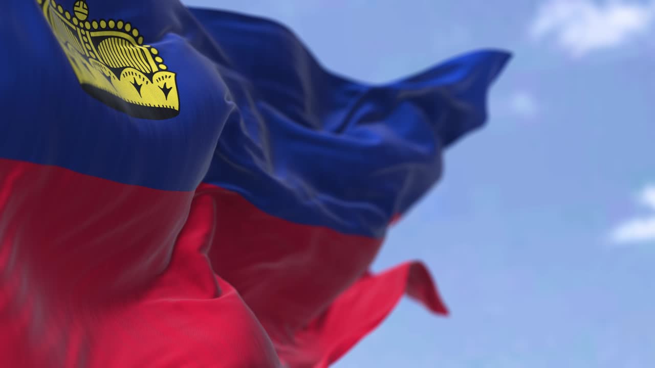 Dettaglio della bandiera nazionale del Liechtenstein che sventola al vento in una giornata limpida