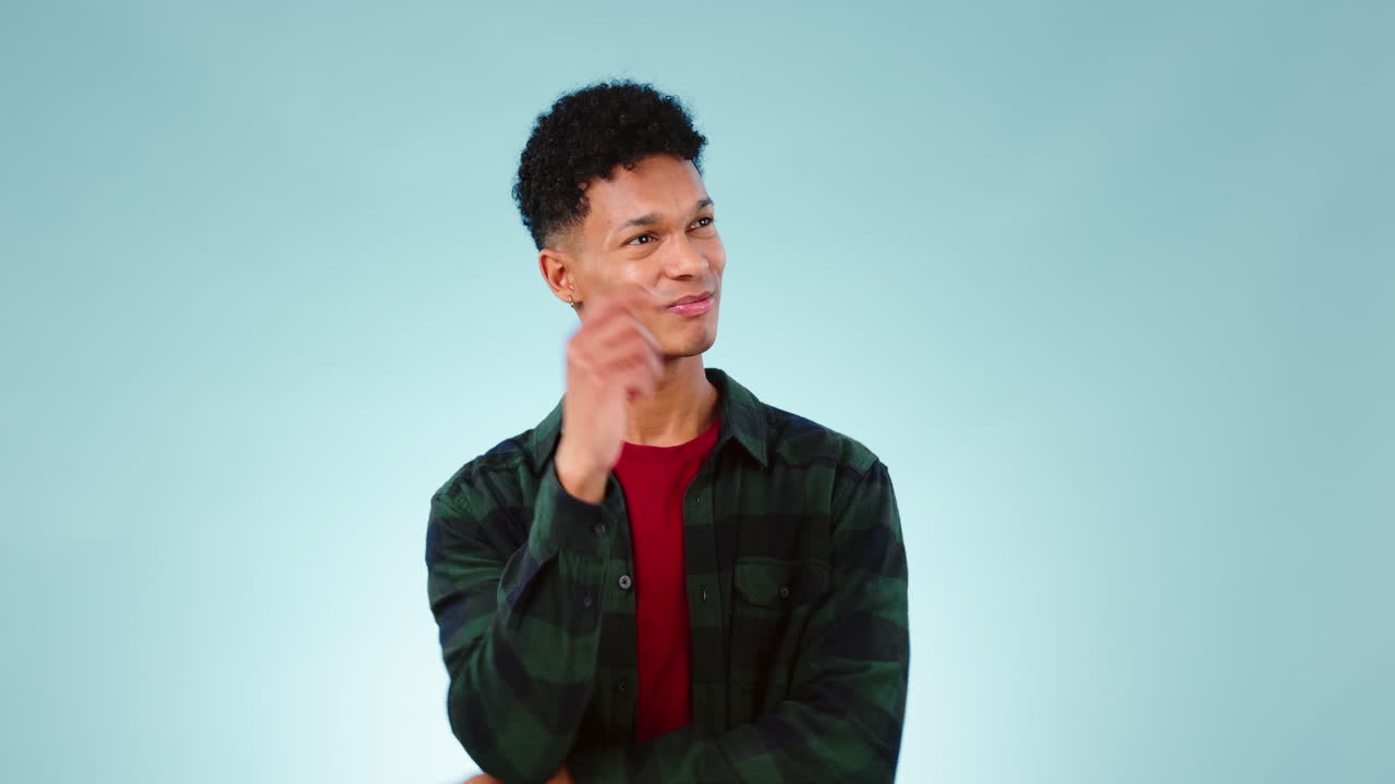 pensando, tormenta de ideas y joven en un estudio