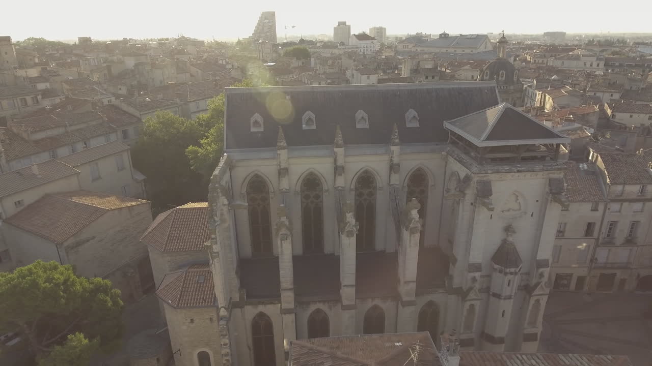 Vista laterale della chiesa di Saint Roch a Montpellier, Francia. Città sullo sfondo