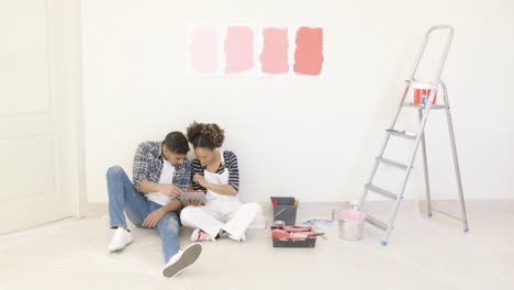 Young-couple-use-tablet-to-discuss-colors