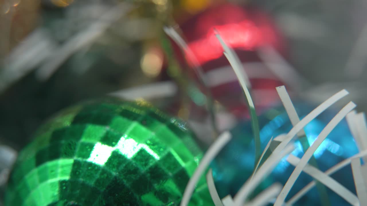 decoración de navidad, coloridos adornos de cristal bolas, azul verde colores oro blanco, año nuevo decorado, luces brillantes, cinematográfico primer plano macro inclinación hacia arriba video 4k