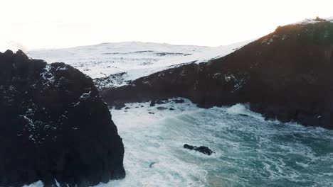 Disparo-De-Drones-Para-La-Costa-En-Islandia-Con-Puesta-De-Sol