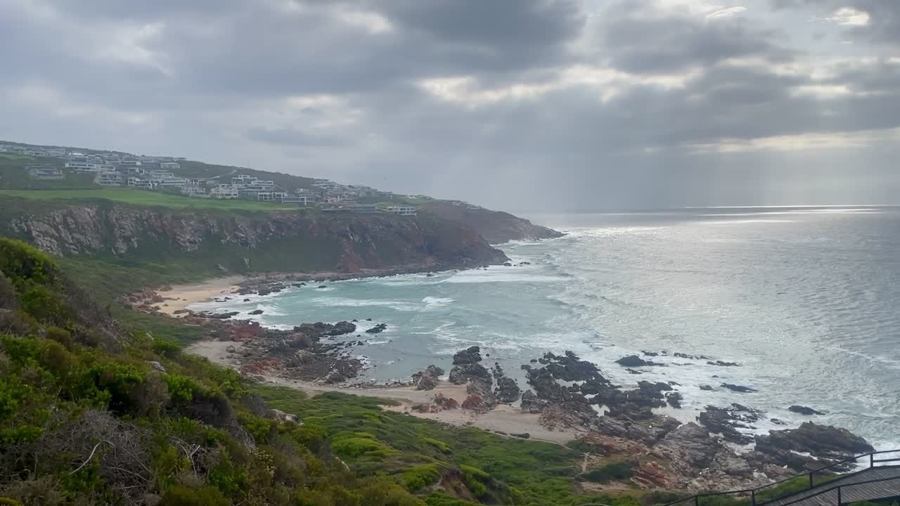 un suburbio junto al océano en mosselbay en sudáfrica.