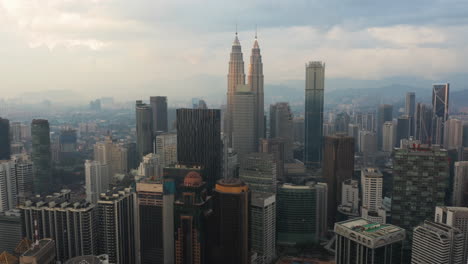 Paisaje-Urbano-Del-Centro-De-Kuala-Lumpur,-Vista-Aérea,-En-El-Atardecer,-Kuala-Lumpur,-Malasia