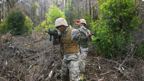 Soldados-Militares-Durante-El-Ejercicio-De-Entrenamiento-Con-Arma