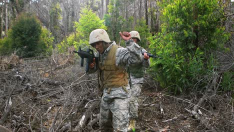 soldados militares durante un ejercicio de entrenamiento con armas