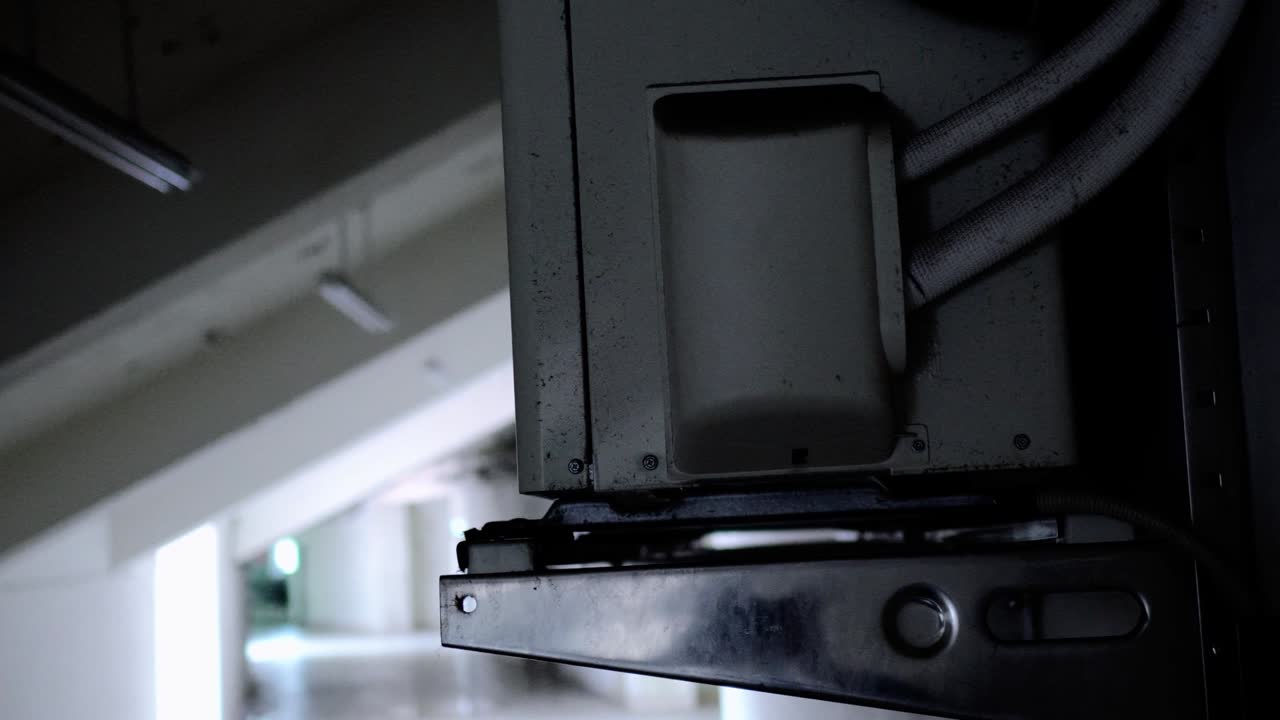 un gran compresor de aire acondicionado está colgado en la pared. el tema está a la derecha.