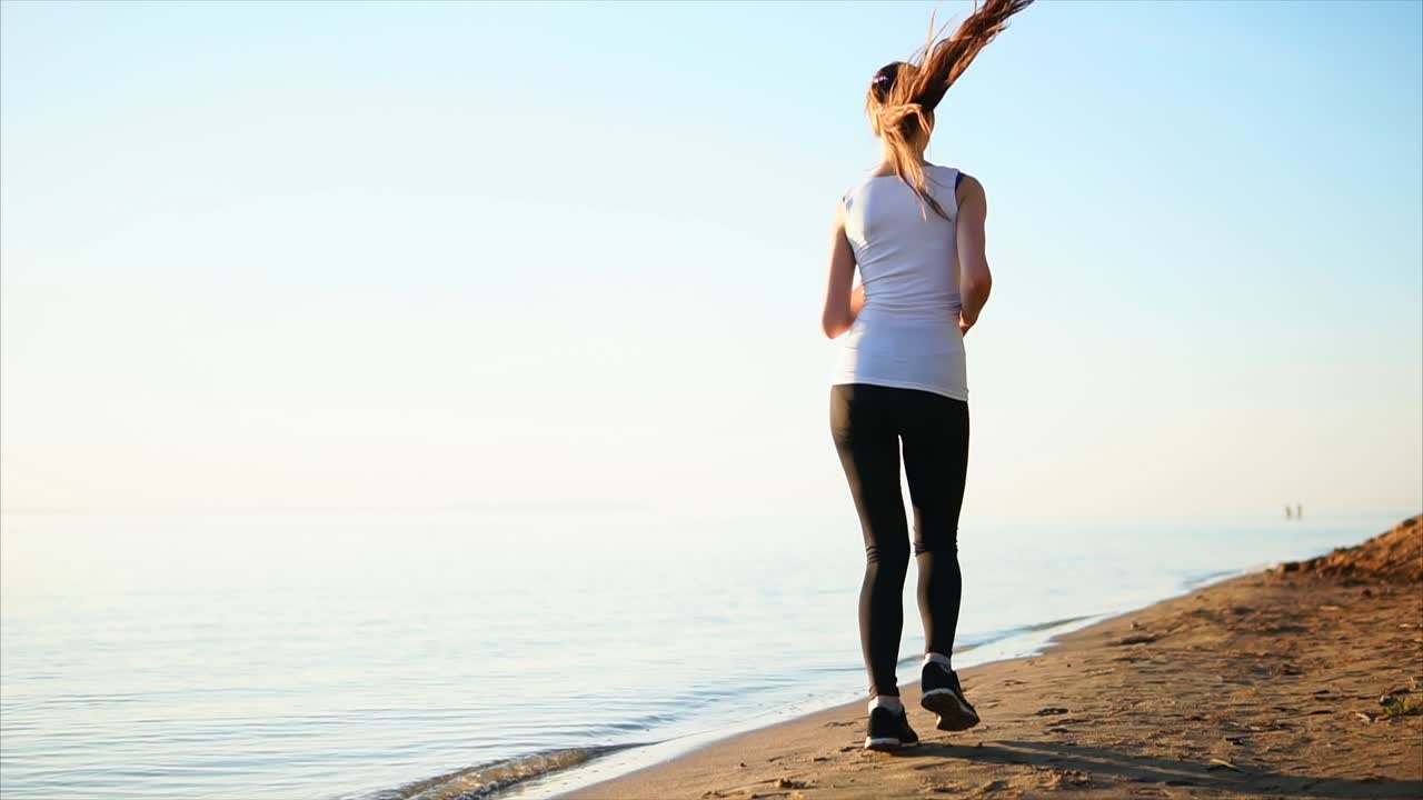 해가 뜨면 해변에서 달리는 여자