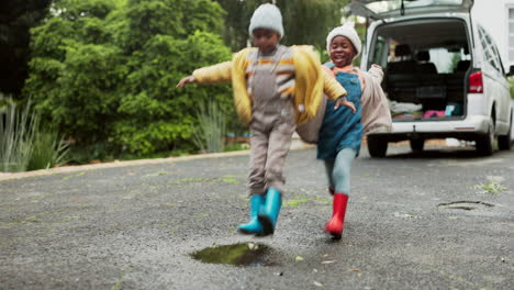 Kinder,-Auffahrt-Und-Springen-In-Wasserpfütze