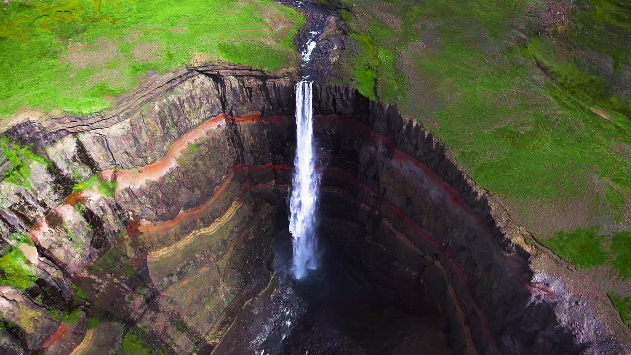 imágenes aéreas de drones de la cascada de aldeyjarfoss en el norte de islandia.