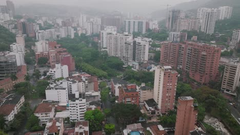 Tiro-De-Cardán-Aéreo-Amplio-En-Una-Mañana-Nublada-En-El-Centro-De-Cali,-Colombia