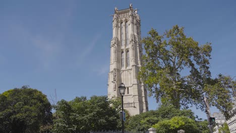 Außenansicht-Des-Tour-Saint-Jacques-Tower-In-Paris,-Frankreich-Vor-Blauem-Himmel