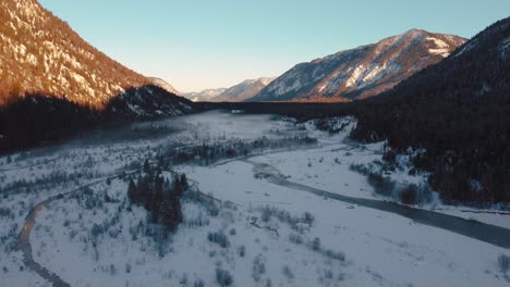 Alpes-Austríacos-Bávaros-Pintoresco-Valle-Del-Río-De-Montaña-Con-Agua-Dulce-En-Sylvensteinspeicher-Al-Sol-Del-Atardecer,-Lecho-Del-Río-De-Nieve-Invernal,-árboles-Y-Bosques-Y-Montañas