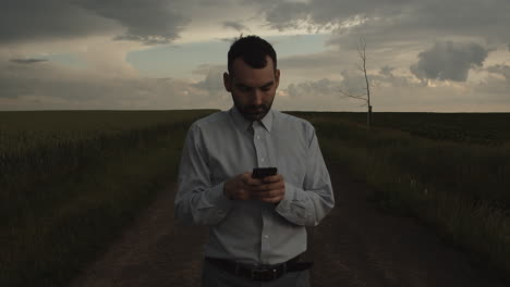 Manager-Mit-Handy-Draußen-In-Der-Mitte-Der-Felder-Und-Fotografieren,-Vorderansicht