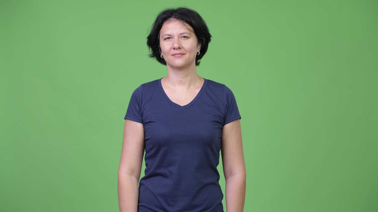 Smuk kvinde med kort hår der peger opad