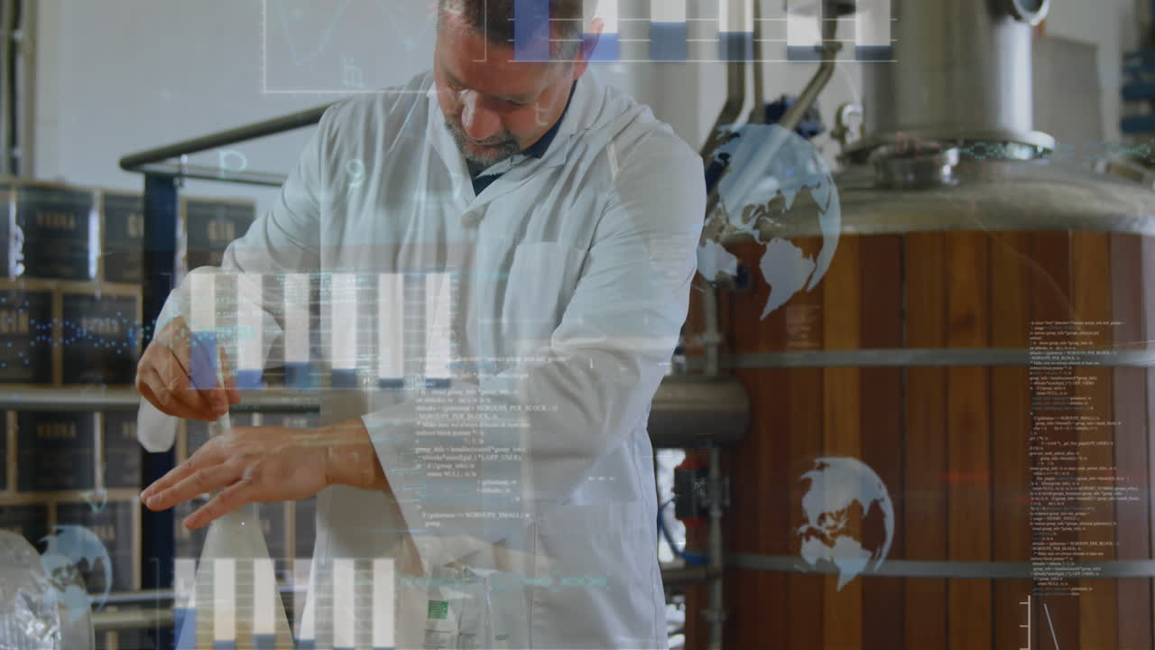 animación de procesamiento de datos contra el ingeniero caucásico que trabaja en la fábrica