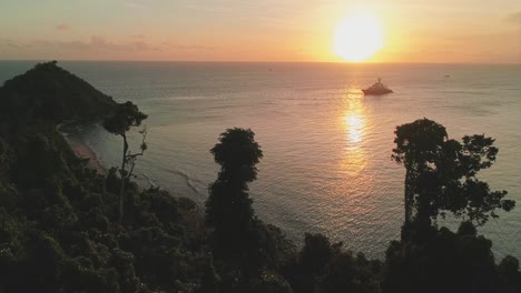 Luftaufnahmen-Von-Meer-Und-Land-Auf-Einer-Insel-In-Tonga-Mit-Vielen-Silhouettenbäumen-Im-Vordergrund