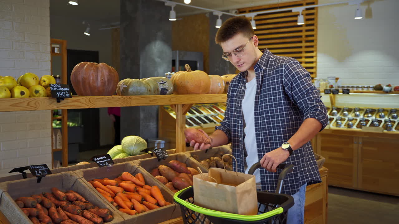 hombre comprando verduras en una tienda de comestibles
