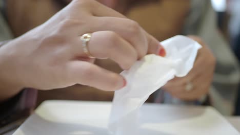 mujer usando servilleta y tenedor en un restaurante
