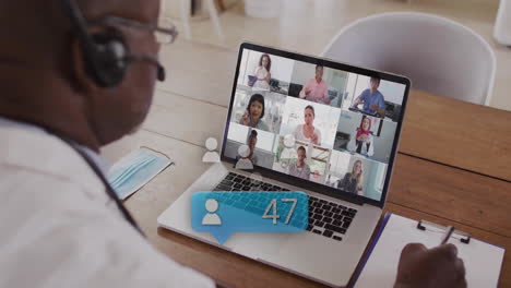 animación de procesamiento de datos sobre empresario afroamericano usando portátil en llamada de video