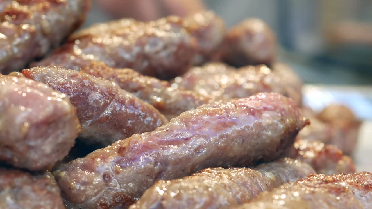 salchichas de carne a la parrilla