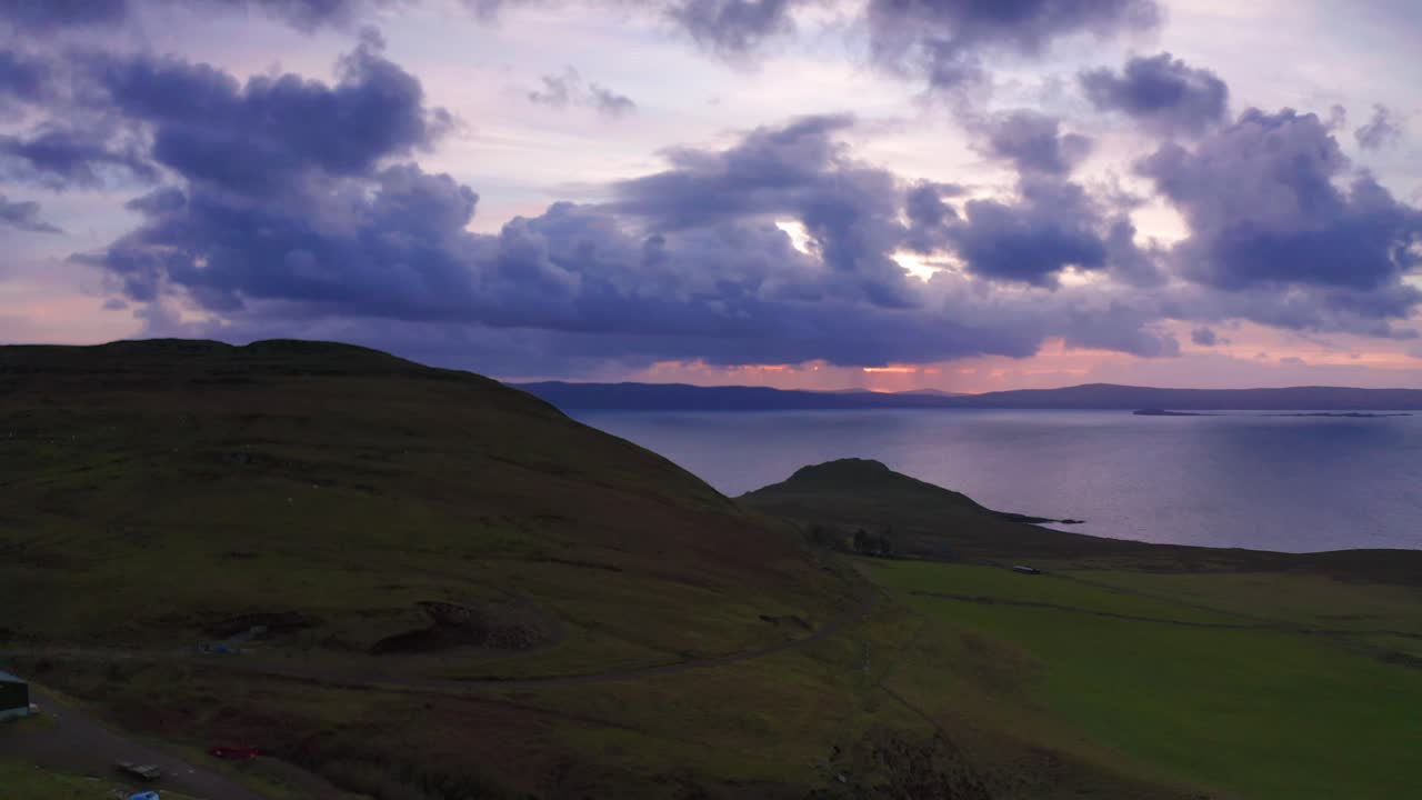 antena drone atardecer sobrevuelo campos y acantilados cerca de uig skye escocia otoño