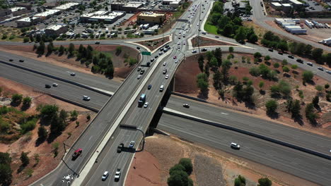 Vista-Aérea-De-Pájaro-Del-Tráfico-Del-Puente-Y-La-Autopista-Fuera-De-St