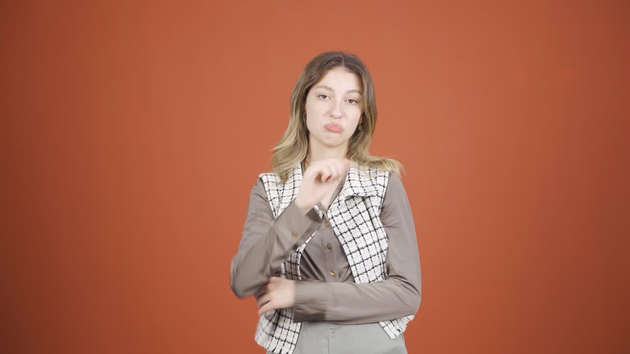 부정적인 표정으로 카메라를 바라보는 젊은 여성.