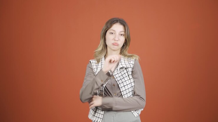 Giovane donna che guarda la telecamera con un'espressione negativa