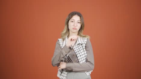 부정적인 표정으로 카메라를 바라보는 젊은 여성.