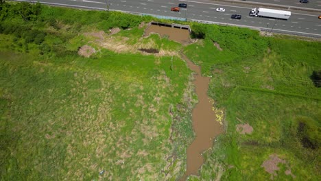 Antena-Sobre-Mudgeeraba-Creek,-Zonas-Verdes-Y-M1,-Gold-Coast,-Queensland,-Australia