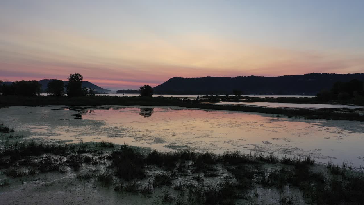 amanecer sobre un río y paisaje pantanoso