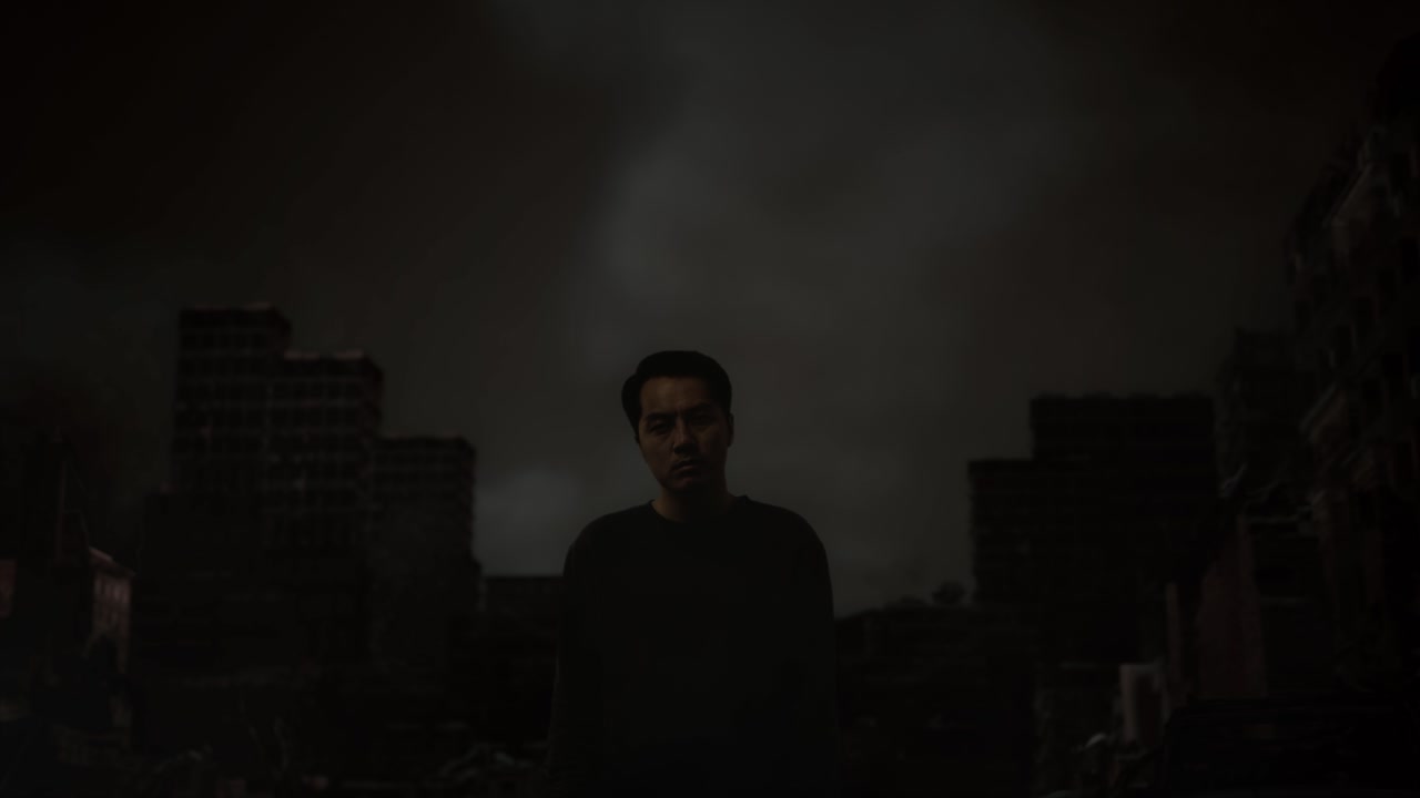 hombre desolado en una ciudad en ruinas