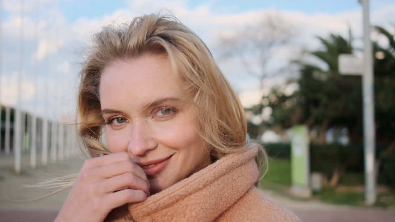 молодая женщина позирует для камеры в городе.