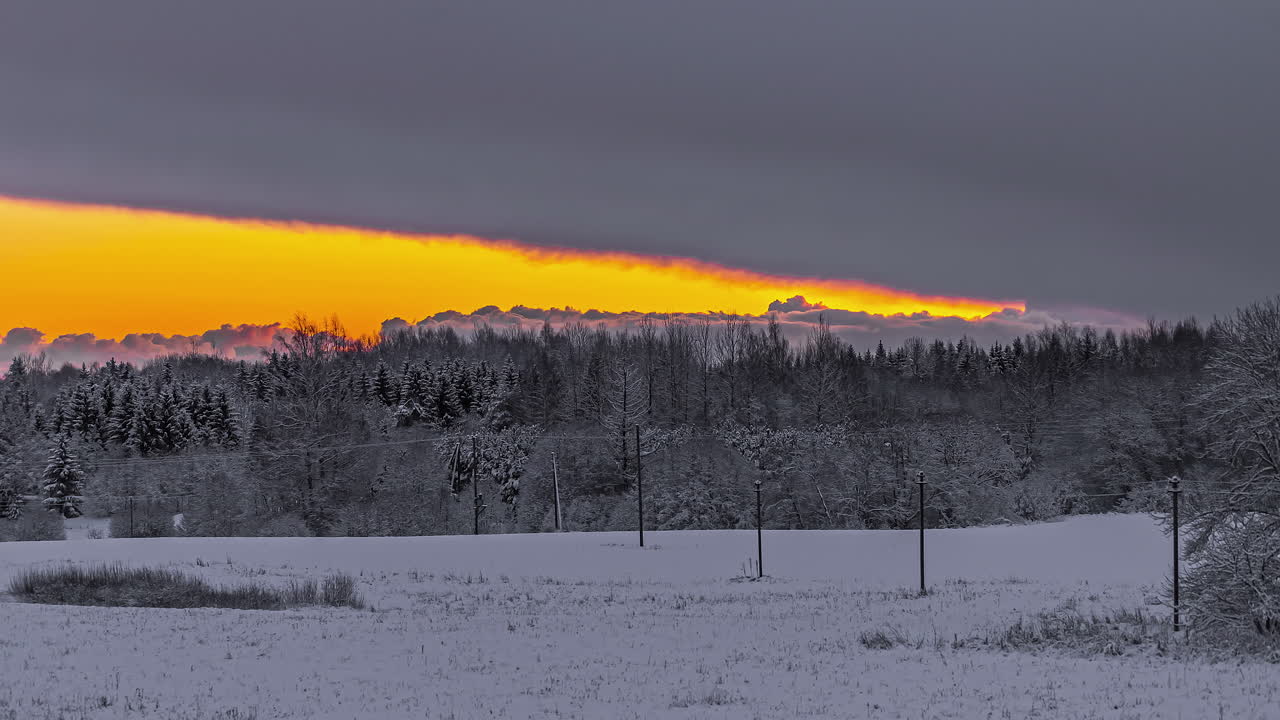 lapso de tiempo de un horizonte naranja en invierno